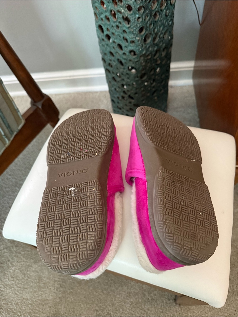 Vionic Slippers size 7 - Picture 5 of 9